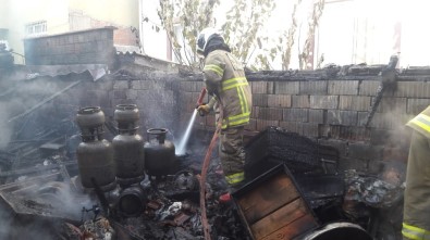 Burhaniye'de Depo Yangını Korkuttu