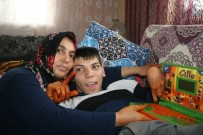 (Özel) Engelli Oğlunun Hayal Ettiği Laptopa Anne Oyuncak Laptopla Karşılık Veriyor Haberi