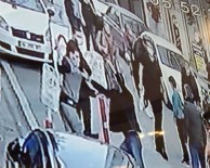 Sokak Ortasında Önce Kalçasından Sonra Boynundan Bıçakladı