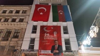 Taksim'de 29 Ekim Cumhuriyet Bayramı Öncesi Türk Ve Azerbaycan Bayrakları Asıldı