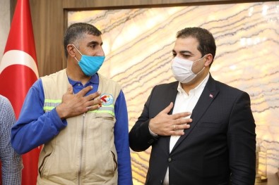 Bulduğu Parayı Sahibine Ulaştıran Temizlik İşçisi Ödüllendirildi