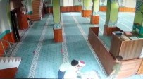 Camiye Giren Çocukların İmam İle Oyunu Yürekleri Isıttı Haberi