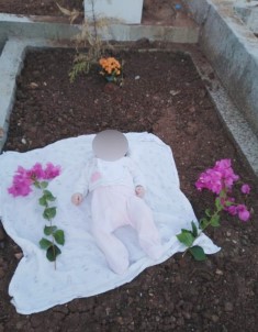 Doğduğu Gün Kaybettiği Babasının Mezarında