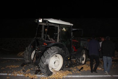 Kamyon İle Traktör Çarpıştı Ortalık Savaş Alanına Döndü Açıklaması 1 Ölü, 3 Yaralı