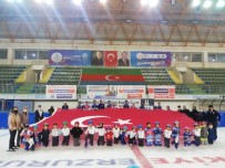 Minik Short Track Sporcuları Cumhuriyet'in 97. Yılını Buz Üzerinde Dev Türk Bayrağı Açarak Kutladı