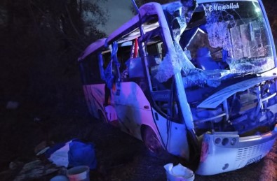 Tarım İşçilerini Taşıyan Midibüs İle Ticari Araç Çarpıştı Açıklaması 1 Ölü, 24 Yaralı
