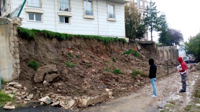Tekirdağ'da 5 Katlı Apartmanın İstinat Duvarı Yola Yıkıldı