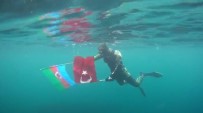 Türk Ve Azerbaycan Bayraklarıyla Dalış Yaptı