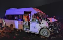Yolcu Minibüsü İle Traktör Çarpıştı Açıklaması 8 Yaralı