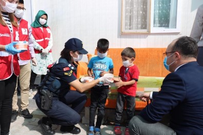 Mehmetçik Konteyner Kentte Kalan Ailelere Aşure Dağıttı