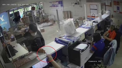 Sahte Kimlikle Kargo Şirketinden Başkalarına Ait 25 Bin TL'lik Telefonları Aldı