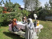 Vali Hüseyin Öner'in Eşi Zehra Mine Öner, Göle İlçesinde Şehit Ailesi Ve Kadın Esnaf Ziyaretinde Bulundu Haberi