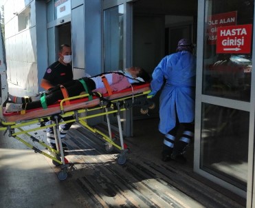 Yol Kenarında Yürürken Otomobilin Çarptığı Genç Kız Ağır Yaralandı