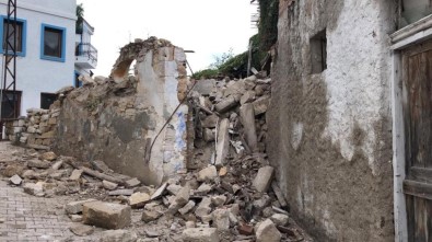 Deprem Çeşme'deki Bazı Binaların Duvarlarını Yıktı