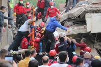 İzmir'deki Enkazdan Bir Kişi Daha Kurtarıldı