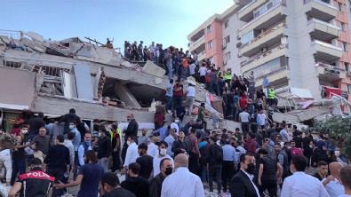 İzmir Valisi'nden açıklama: 70'e yakın kişi canlı olarak kurtarıldı