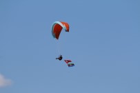 Paraşütle Atlayıp Türk Ve Azerbaycan Bayrakları Açtılar Haberi