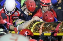 Enkaz Altından 9 Buçuk Saat Sonra Alkışlarla Kurtarıldı