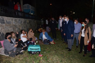 Kuşadası'nda Başkanlar Geceyi Parkta Geçiren Vatandaşları Ziyaret Etti