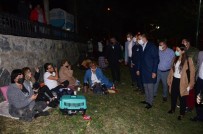 Kuşadası'nda Başkanlar Geceyi Parkta Geçiren Vatandaşları Ziyaret Etti