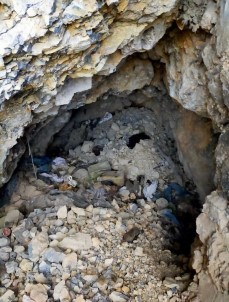 Tunceli'de Teröristlerin Kullandığı 1 Mağara Ve 1 Sığınak İmha Edildi