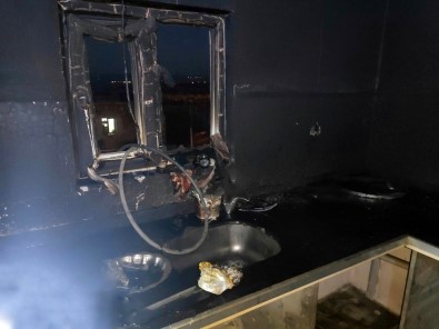 Elektrik Kontağından Çıkan Yangın Evi Kül Etti