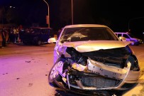 Minibüs İle Otomobil Çarpıştı, Bölge Savaş Alanına Döndü Açıklaması 9 Yaralı