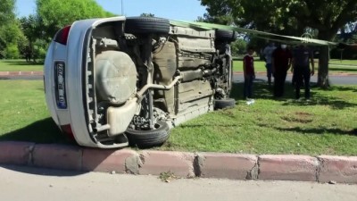 Adana'da Devrilen Otomobilin Sürücüsü Yaralandı