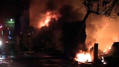 İzmir'de Hurdalık Alanda Çıkan Yangın Söndürüldü