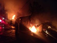 İzmir'de Hurdalık Alanda Korkutan Yangın