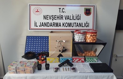 Korona Virüsü Hiçe Saydılar, Kumar Oynarken Basıldılar
