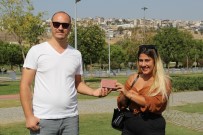 Kuryeden Örnek Davranış Açıklaması Para Dolu Cüzdanı Ve Altınları Sahibine Teslim Etti