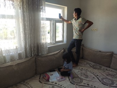 Şebekenin Çektiği Pencerede 6 Öğrenci Tek Telefonla EBA'ya Girmeye Çalışıyor