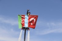Su Üzerinde Yapılan Gösteride Azerbaycan Ve Türk Bayrağı Açıldı Haberi