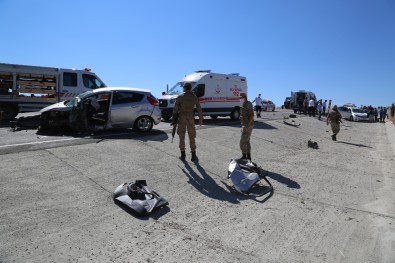 Tunceli'de İki Araç Kafa Kafaya Çarpıştı, Sıkışan Sürücüleri Ekipler Kurtardı