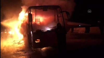 Adana'da Seyir Halindeki Yolcu Otobüsü Yandı