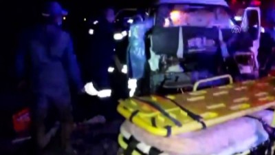 Afyonkarahisar'da Traktör Römorkuna Arkadan Çarpan Minibüsteki 2 Kişi Yaralandı