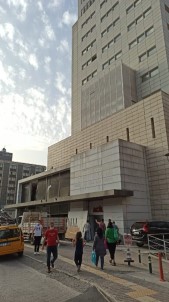 Demokrasi Meydanı'ndaki Boş Hastane Binası Çarşı Oluyor