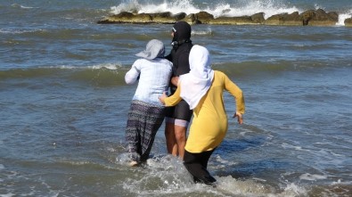 En Acı Tablo Açıklaması Denizden Çıkartılan Cansız Bedene Koştular