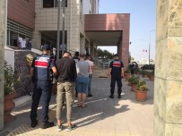 İzmir'de Hırsızlık Şüphelisi 3 Şahıs Kıskıvrak Yakalandı Haberi