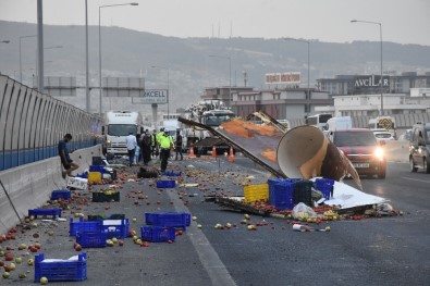 İzmir'de Kamyonet Kaza Yaptı; Kasasındaki Sebze Ve Meyveler Yola Saçıldı