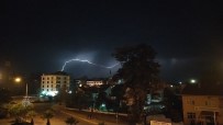 Karadeniz'de Geceyi Yıldırımlar Aydınlattı