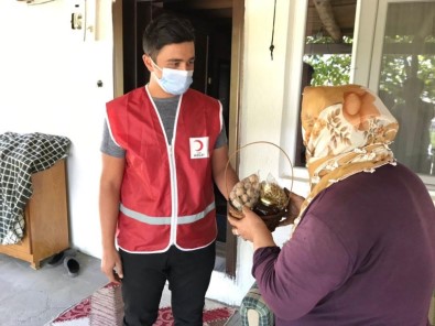 Tunceli'de 'Nine Ve Dedelere' Sepetlerle Organik Ürün Hediye Edildi