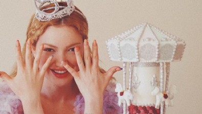 Danla Bilic doğum gününde sosyal mesafeyi hiçe saydı!