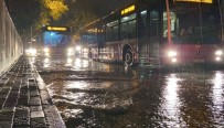 Kadıköy'de Yollar Göle Döndü, Araçlar İlerlemekte Zorlandı