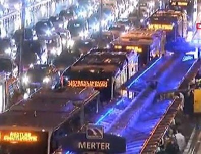 Merter'de metrobüs kaza yaptı!