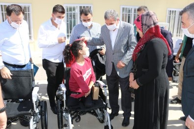 Akülü Tekerlekli Sandalyesi Çalınan Engelli Kız Yeni Aracına Kavuştu