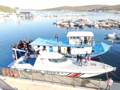 İzmir'de Yurt Dışına Geçmeye Çalışan Tekneye Baskın Açıklaması Çok Sayıda Kişi Yakalandı