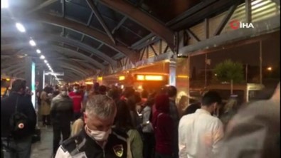Mecidiyeköy'de Metrobüs Arıza Yaptı, Durakta Yoğunluk Oluştu