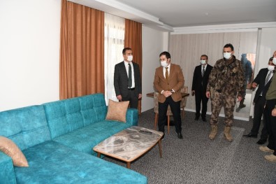 Vali Akbıyık, 5 Yıldız Konforundaki Yeni Öğretmen Evininde İncelemelerde Bulundu